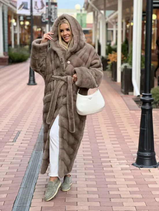 Удлиненная норковая шуба с капюшоном в цвете пастель - фото 3