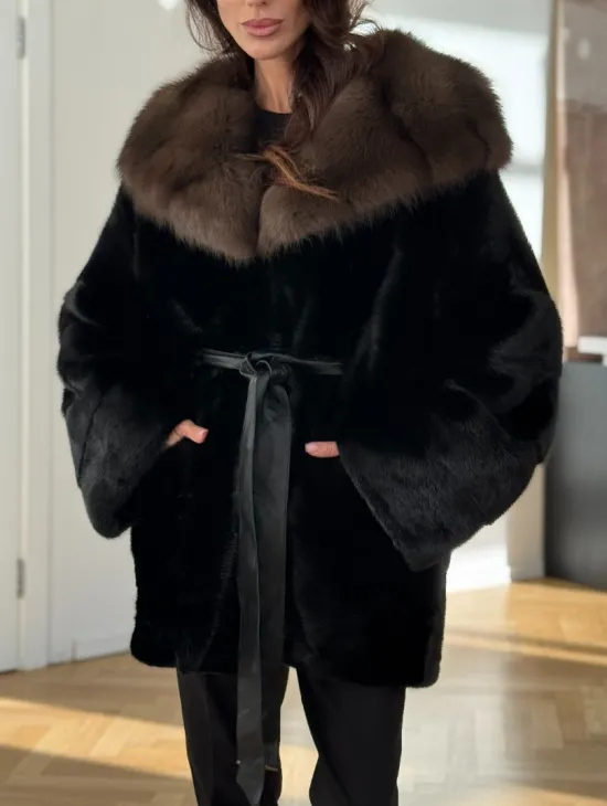 шуба из норки с капюшоном из меха куницы - фото 1