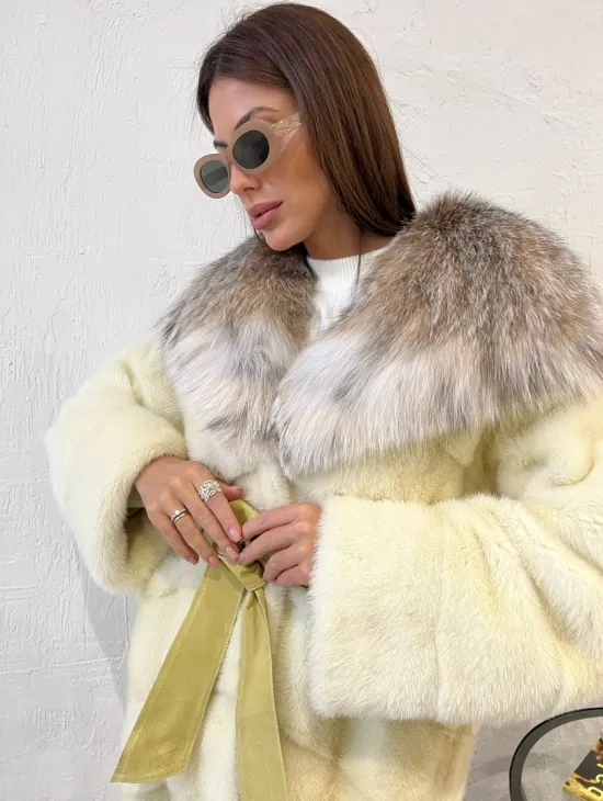 Шуба норковая с капюшоном из меха рыси - бледно-желтый цвет - фото 2