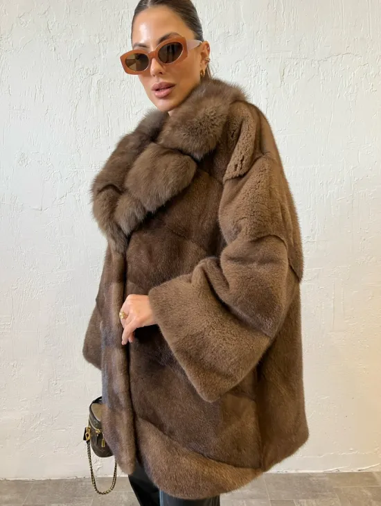 Короткая шуба в цвете соболь с воротником из меха куницы - фото 2