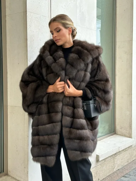 Эффектный жакет из меха соболя с капюшоном седина 1/2 - фото 2