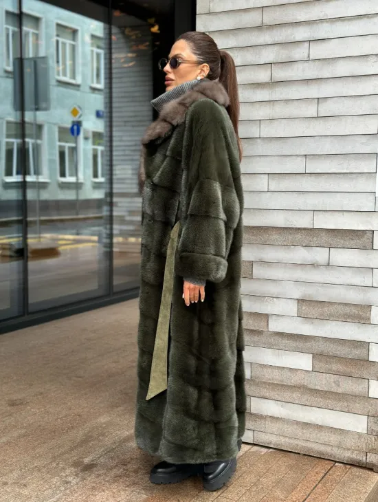 Шуба норковая хаки с воротником из меха куницы - фото 4