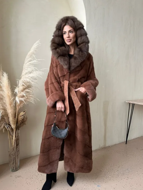 Шуба из аукционной норки с капюшоном из куницы - цвет терракотовый - фото 5
