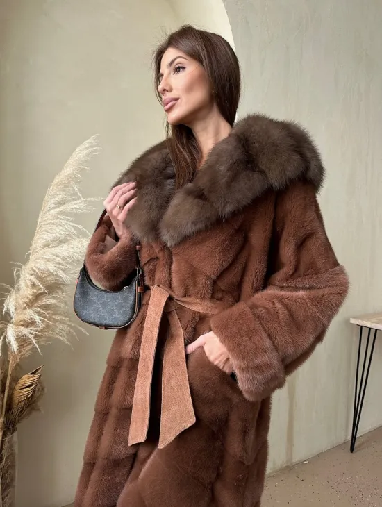 Шуба из аукционной норки с капюшоном из куницы - цвет терракотовый - фото 3
