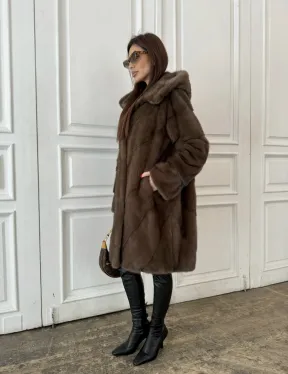 Шуба из меха норки с капюшоном в цвете орех - фото 5