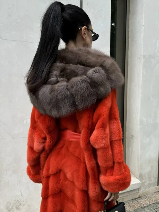 Шуба норковая с капюшоном из меха куницы в красном цвете - фото 2